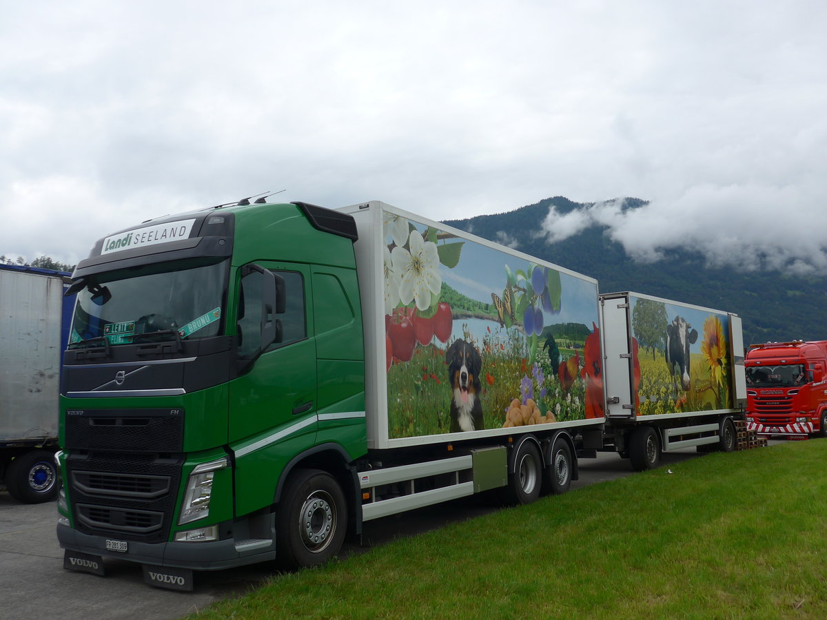 (172'494) - Landi Seeland - FR 281'309 - Volvo am 26. Juni 2016 in Interlaken, Flugplatz