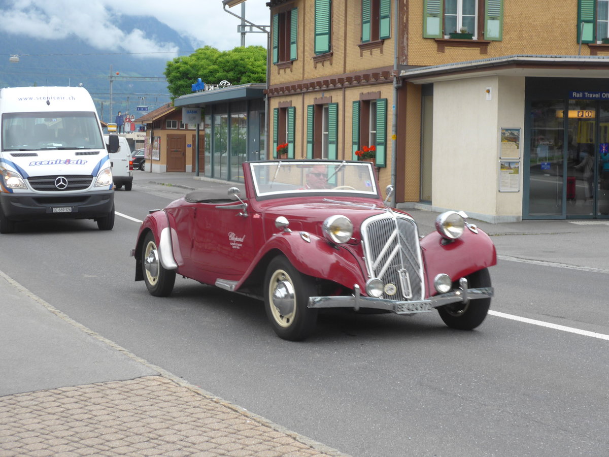 (172'518) - Citro�n - BE 424'972 - am 26. Juni 2016 beim Bahnhof Wilderswil