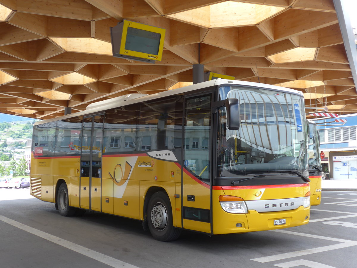 (172'534) - Evquoz, Erde - VS 16'098 - Setra am 26. Juni 2016 beim Bahnhof Sion