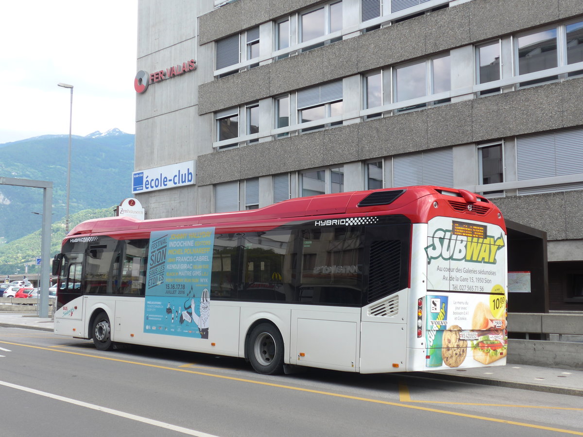 (172'552) - PostAuto Wallis - Nr. 74/VS 420'832 - Volvo am 26. Juni 2016 beim Bahnhof Sion