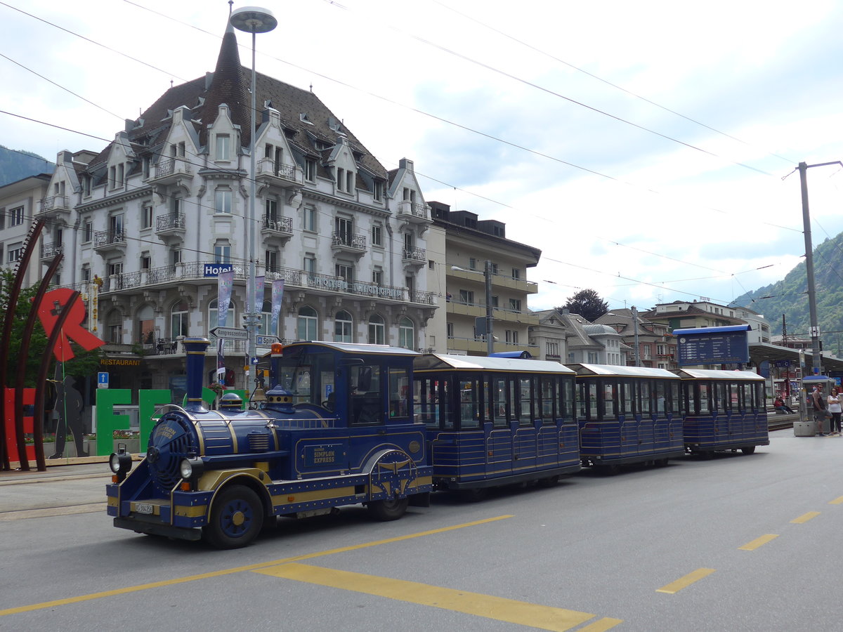 (172'554) - Simplon Express - VS 304'256 - am 26. Juni 2016 beim Bahnhof Brig