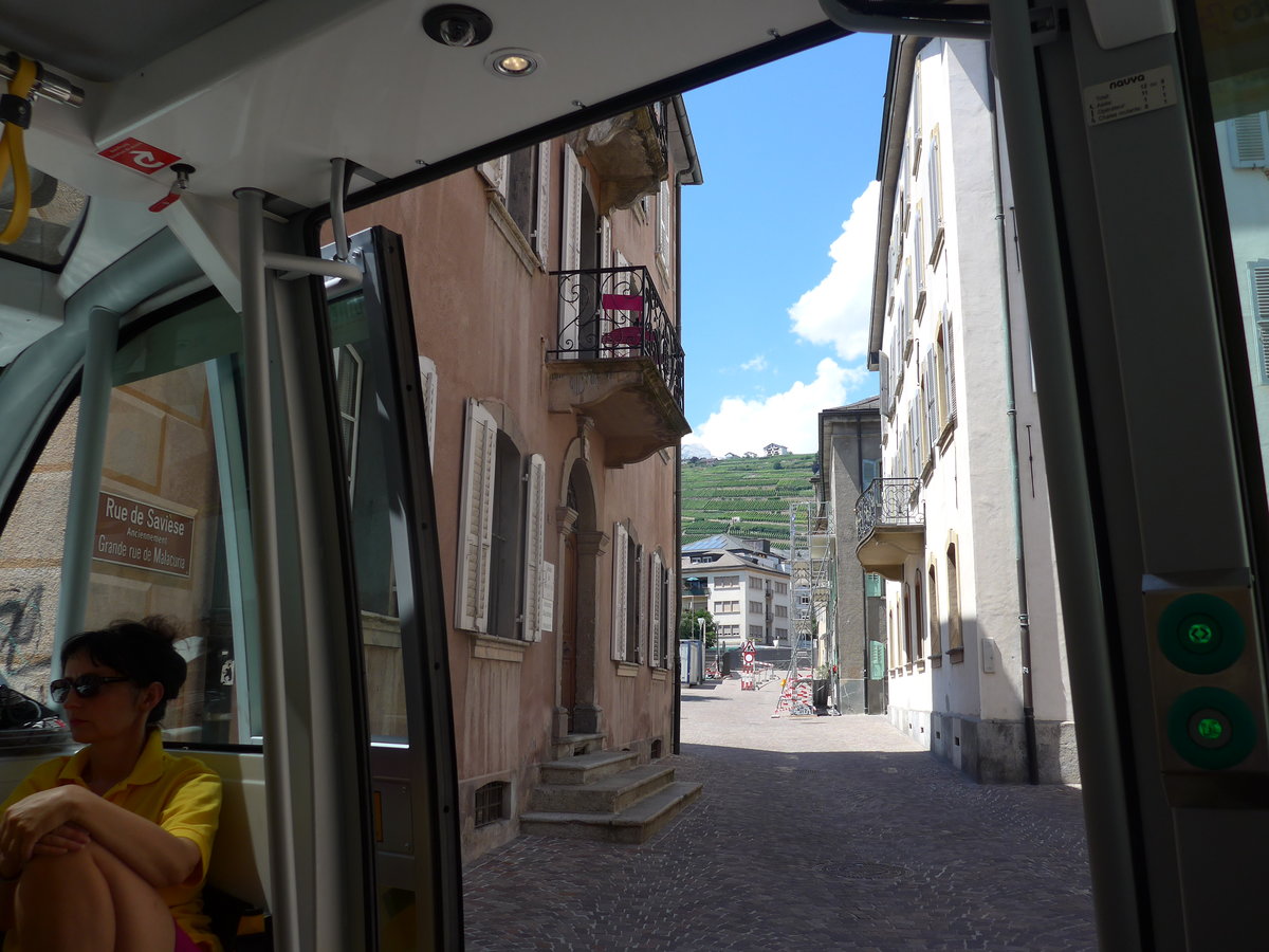 (172'830) - In der Altstadt von Sion am 10. Juli 2016