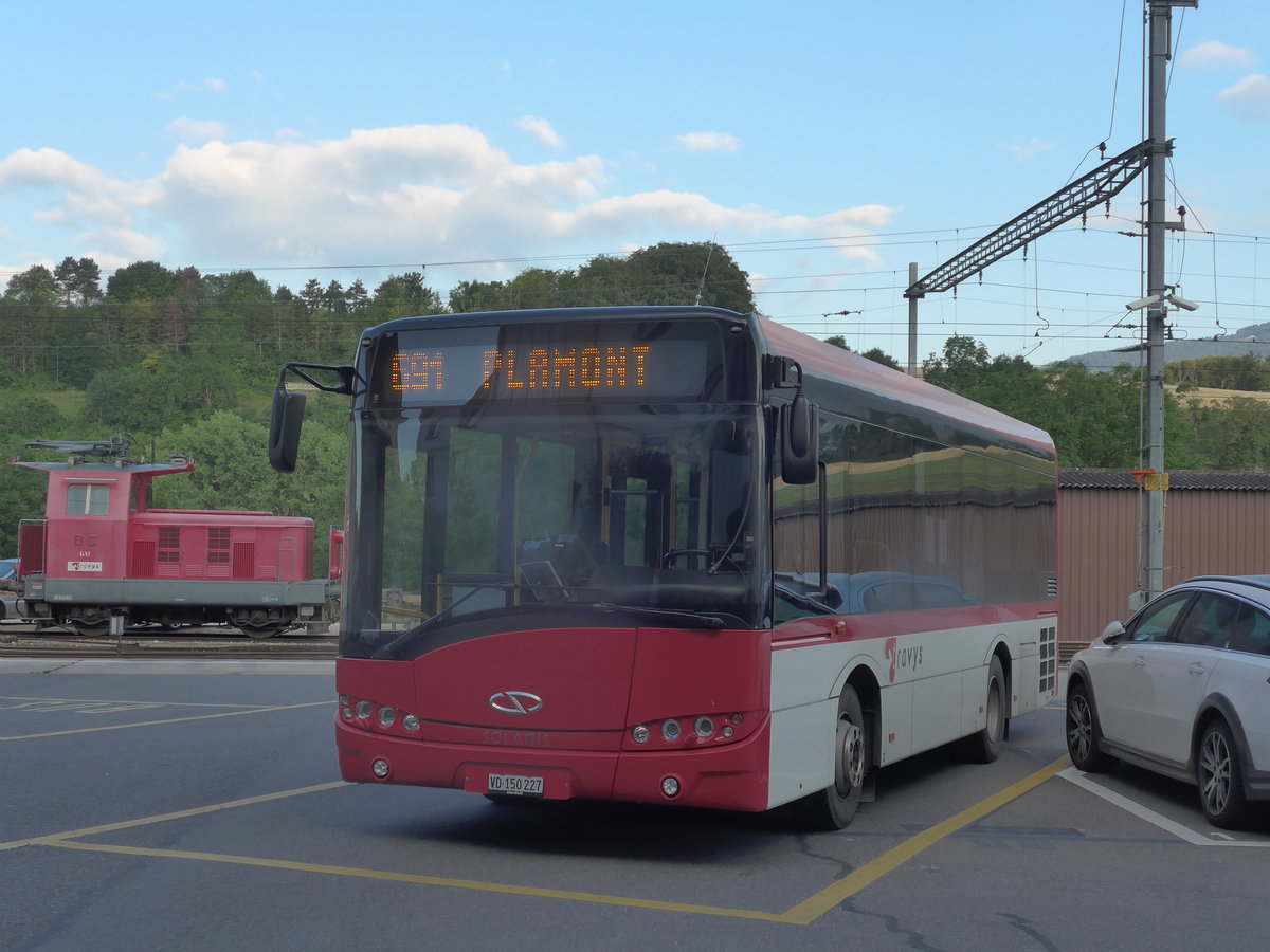 (173'015) - TRAVYS Yverdon - VD 150'227 - Solaris am 15. Juli 2016 beim Bahnhof Orbe