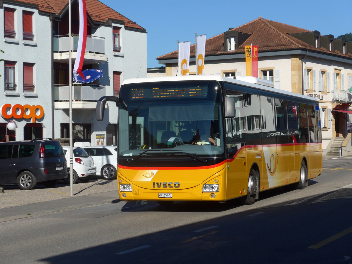 (173'142) - CarPostal Ouest - VD 115'073 - Iveco am 19. Juli 2016 in Yvonand, Coop