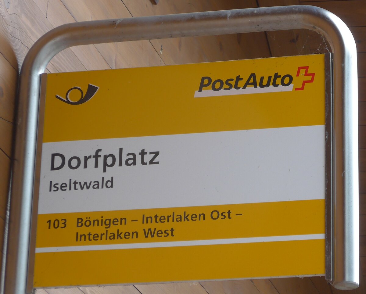 (173'260) - PostAuto-Haltestellenschild - Iseltwald, Dorfplatz - am 23. Juli 2016