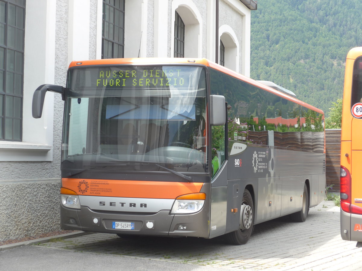 (173'308) - SAD Bozen - Nr. 1108/DP-545 RY - Setra am 24. Juli 2016 beim Bahnhof Mals