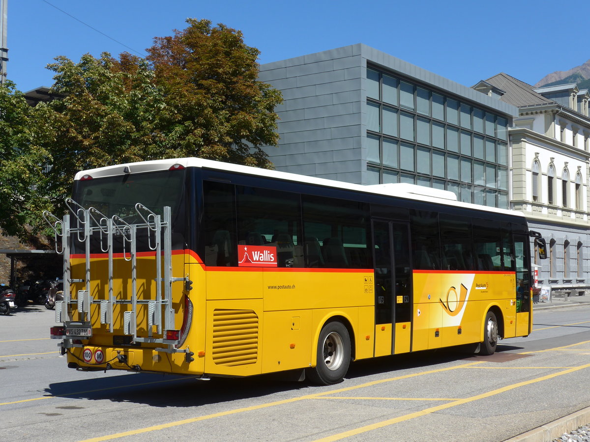 (173'667) - PostAuto Wallis - VS 432'710 - Iveco am 7. August 2016 beim Bahnhof Brig