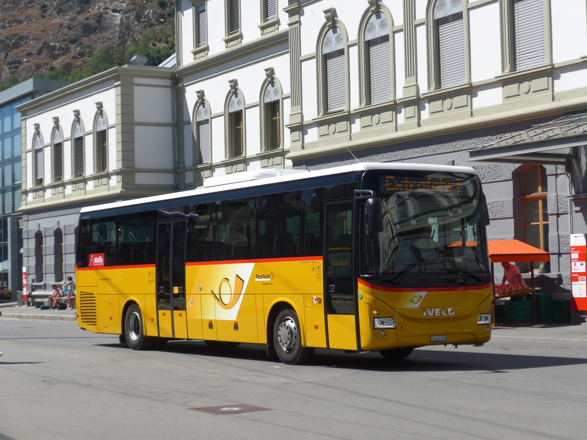 (173'670) - PostAuto Wallis - VS 445'903 - Iveco am 7. August 2016 beim Bahnhof Brig