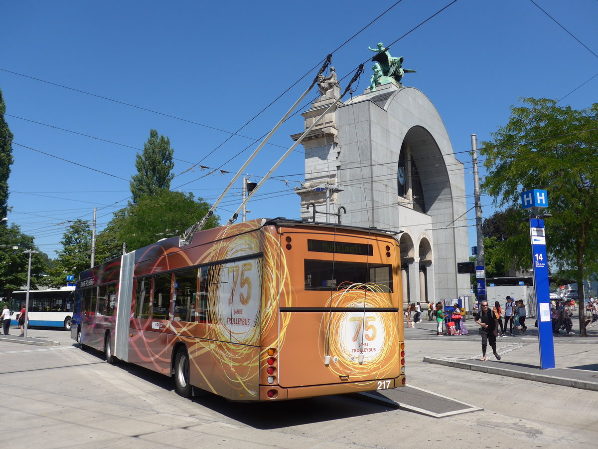 (173'864) - VBL Luzern - Nr. 217 - Hess/Hess Gelenktrolleybus am 8. August 2016 beim Bahnhof Luzern