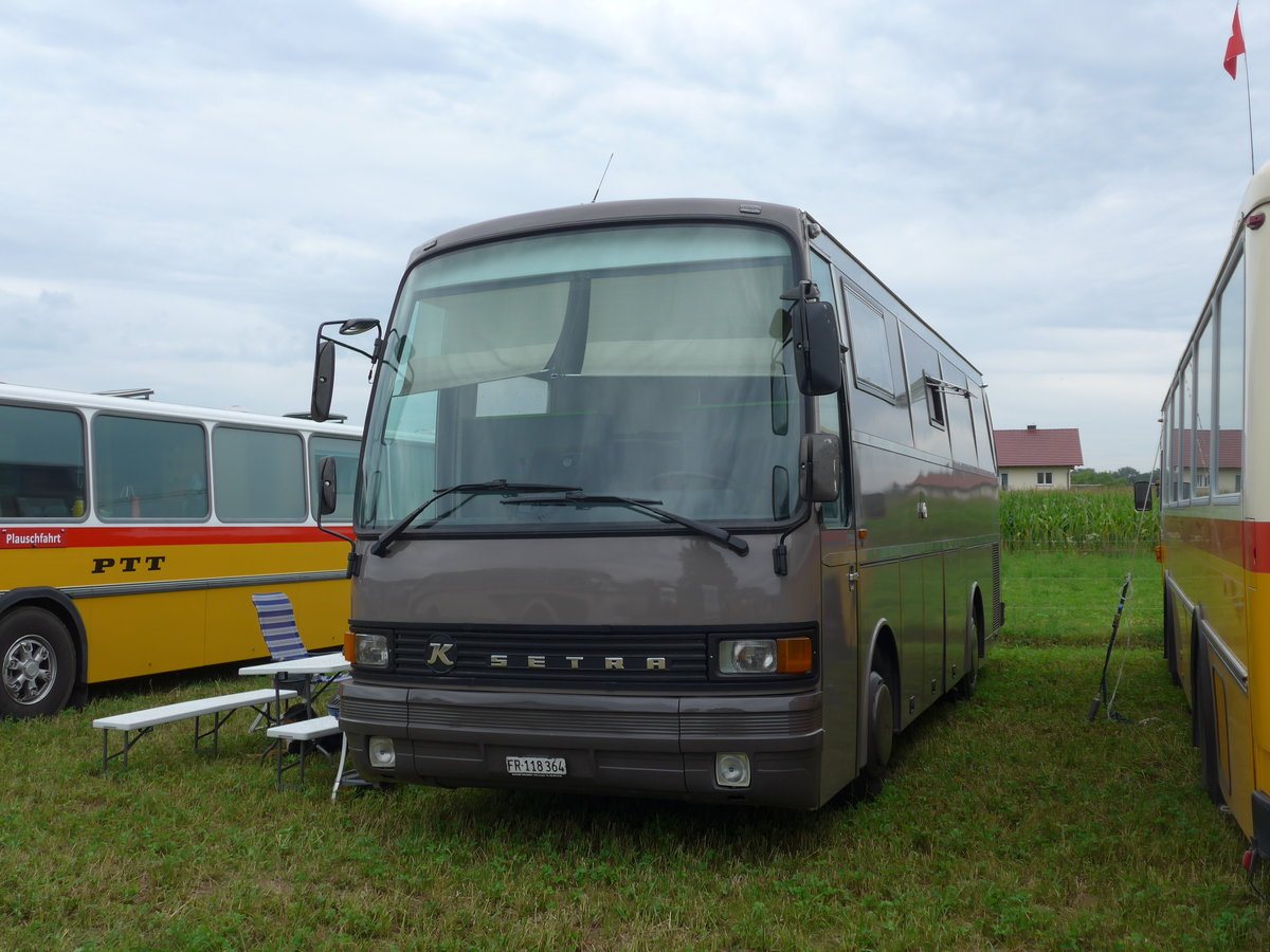 (173'982) - Aus der Schweiz: Regamey, Cordast - FR 118'364 - Setra am 20. August 2016 in Bsingen, Bahnhof