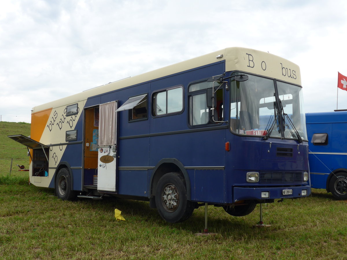 (174'028) - Saurer - NE 209 U - am 20. August 2016 in B�singen, Bahnhof