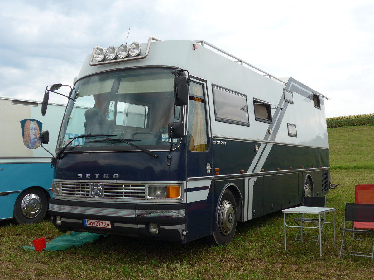 (174'043) - ??? - DH 07'124 - Setra am 20. August 2016 in Bsingen, Bahnhof