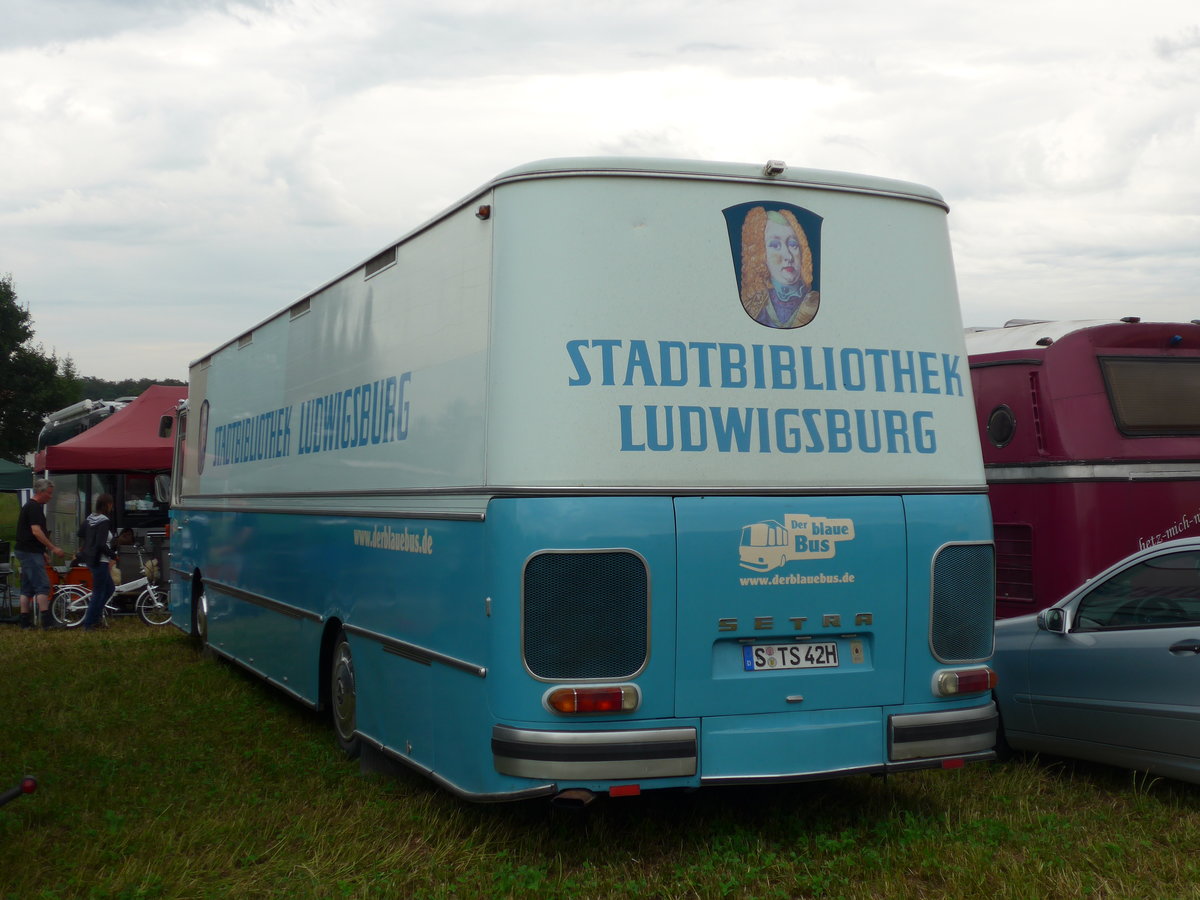 (174'053) - Stadtbibliothek, Ludwigsburg - S-TS 42H - Setra am 20. August 2016 in Bsingen, Bahnhof