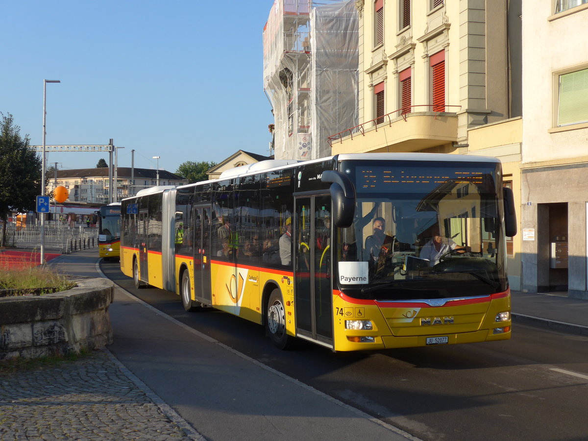 (174'326) - CarPostal Ouest - Nr. 74/JU 52'077 - MAN am 28. August 2016 beim Bahnhof Payerne