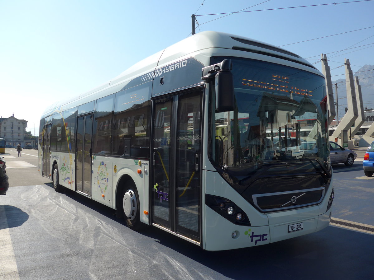 (175'094) - TPC Aigle - VD 1186 - Volvo (ex Volvo, S-Gteborg) am 24. September 2016 beim Bahnhof Aigle