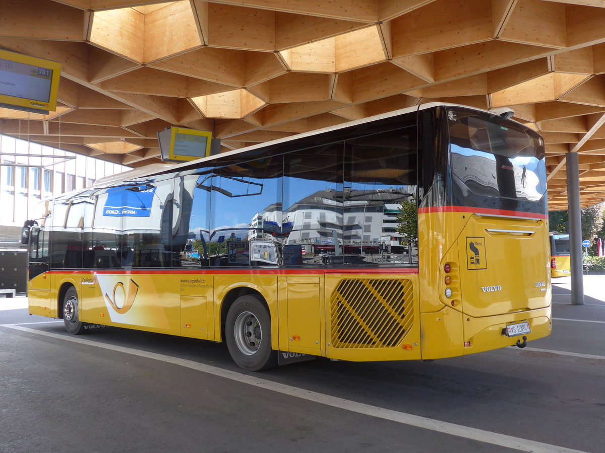 (175'132) - Lathion, Sion - Nr. 1/VS 12'894 - Volvo am 24. September 2016 beim Bahnhof Sion