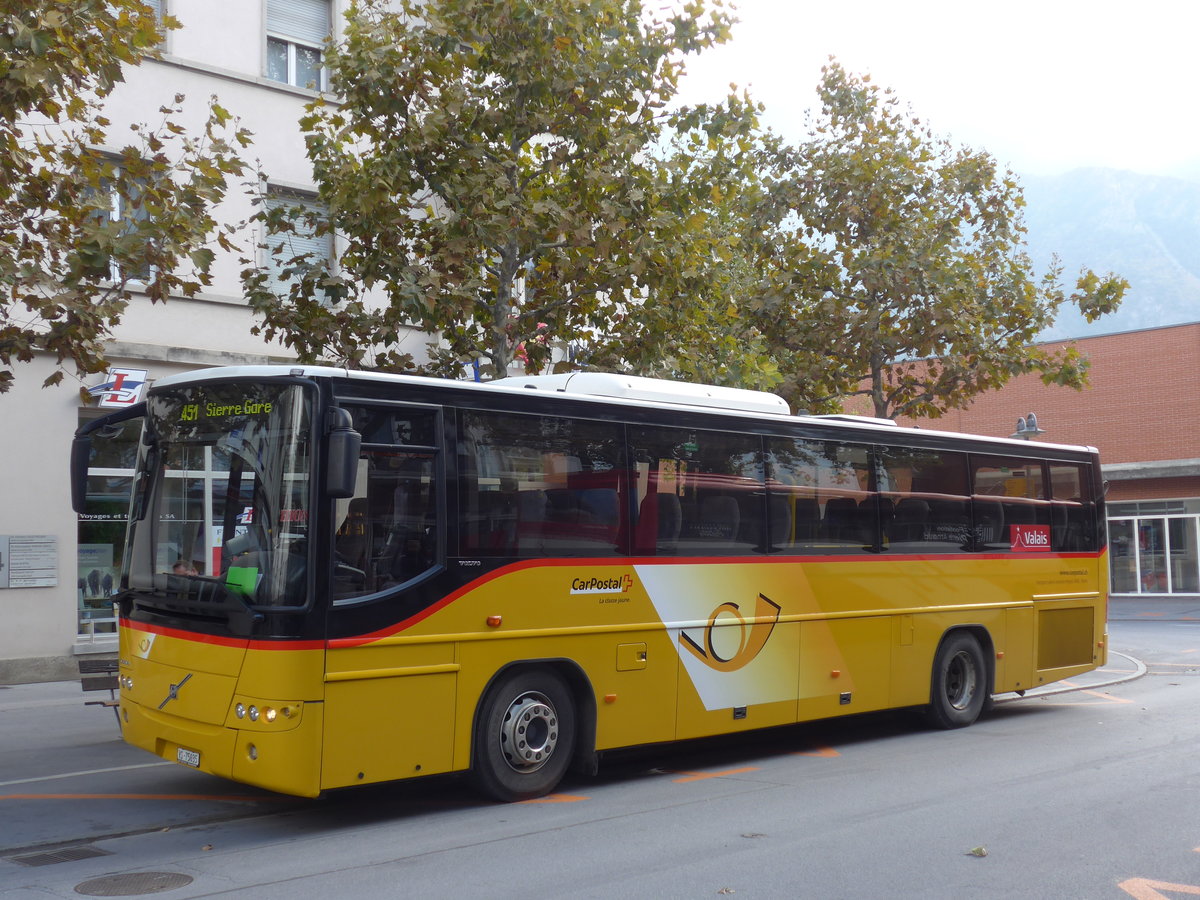 (175'559) - TSAR, Sierre - VS 75'035 - Volvo (ex Epiney, Ayer) am 9. Oktober 2016 beim Bahnhof Sierre (prov. Haltestelle)