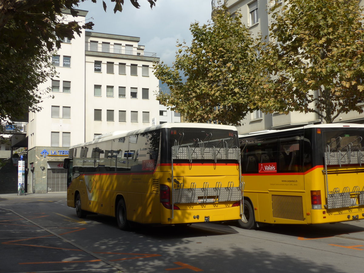 (175'569) - TSAR, Sierre - VS 16'092 - Setra (ex Pfammatter, Sierre) am 9. Oktober 2016 beim Bahnhof Sierre (prov. Haltestelle)