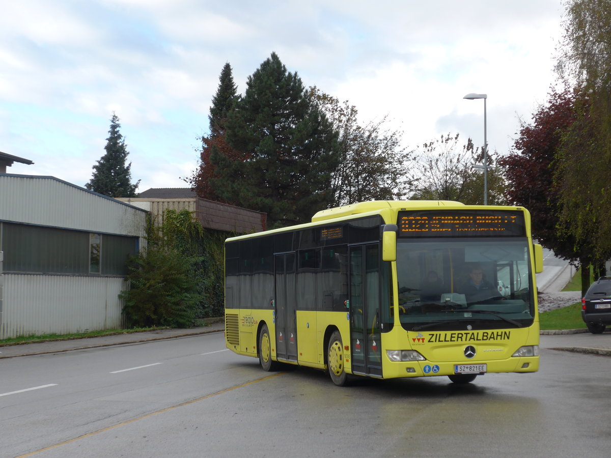 (175'999) - ZVB Jenbach - SZ 821 EE - Mercedes am 20. Oktober 2016 beim Bahnhof Jenbach