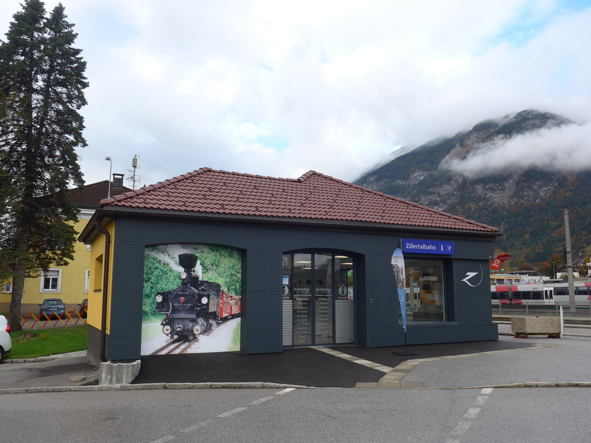 (176'021) - Zillertalbahn-Bahnhof am 20. Oktober 2016 in Jenbach