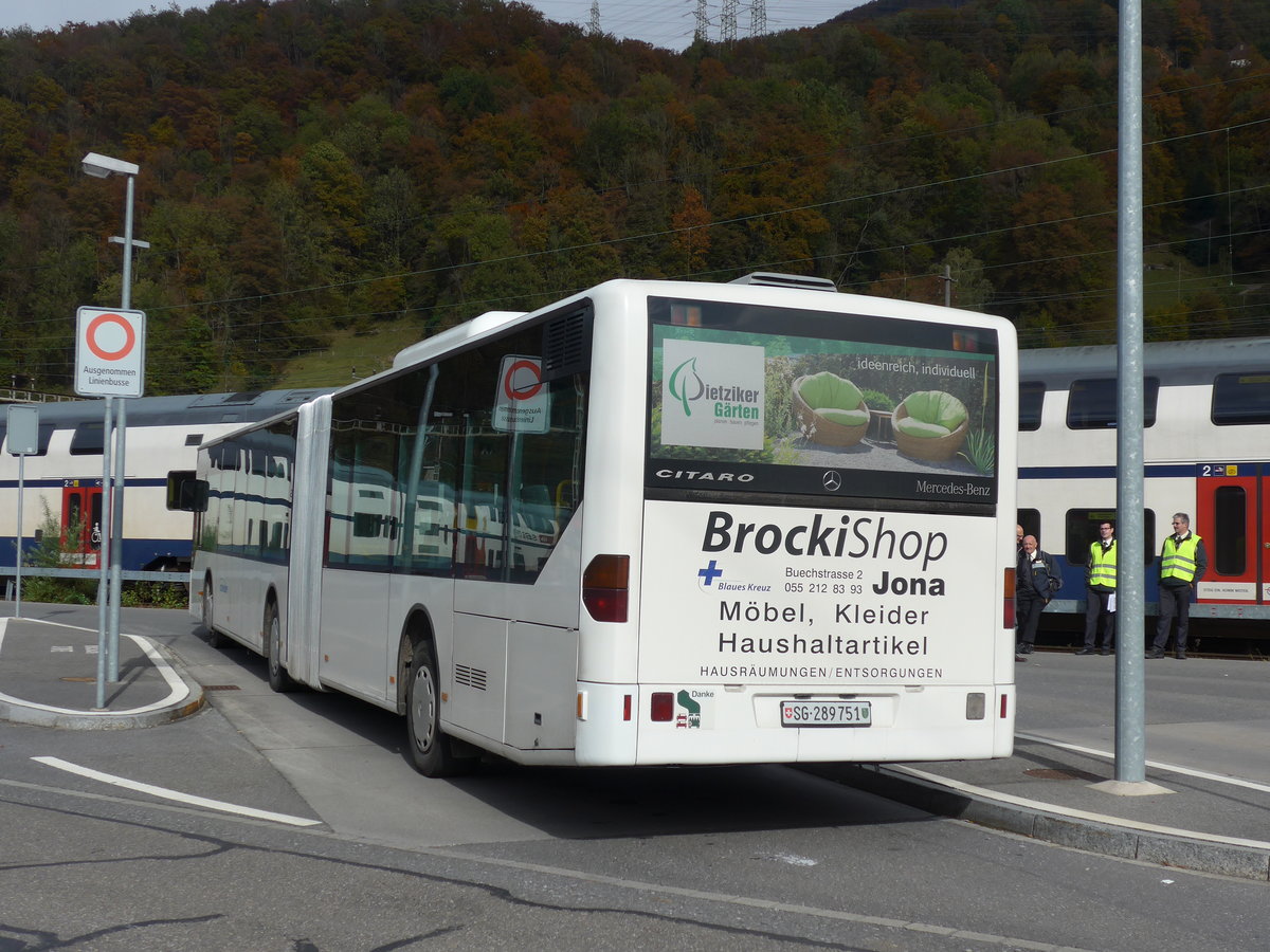 (176'290) - Schneider, Ermenswil - Nr. 7/SG 289'751 - Mercedes am 23. Oktober 2016 beim Bahnhof Ziegelbrcke