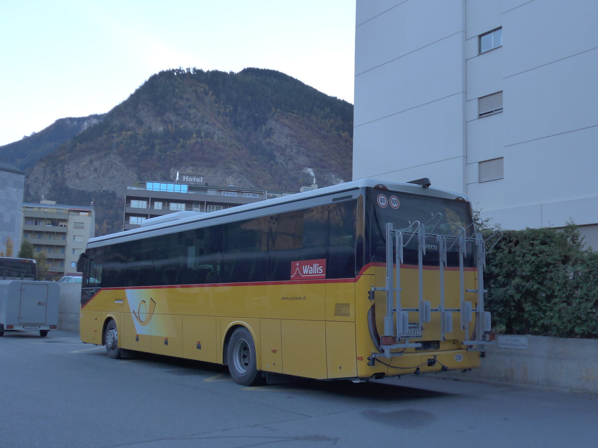 (176'358) - PostAuto Wallis - VS 445'912 - Iveco am 30. Oktober 2016 beim Bahnhof Visp