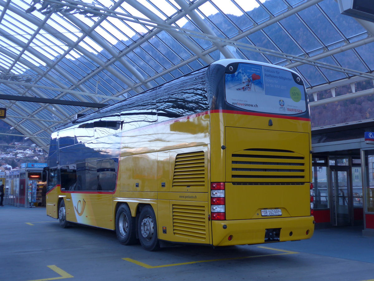 (177'058) - PostAuto Graubnden - GR 162'998 - Neoplan am 10. Dezember 2016 in Chur, Postautostation