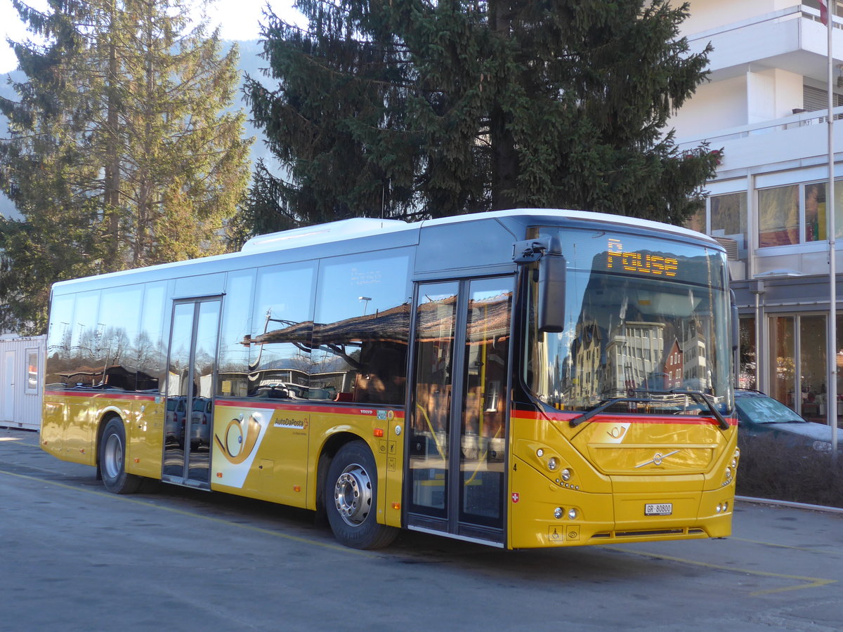 (177'091) - Fontana, Ilanz - Nr. 4/GR 80'800 - Volvo am 10. Dezember 2016 beim Bahnhof Ilanz