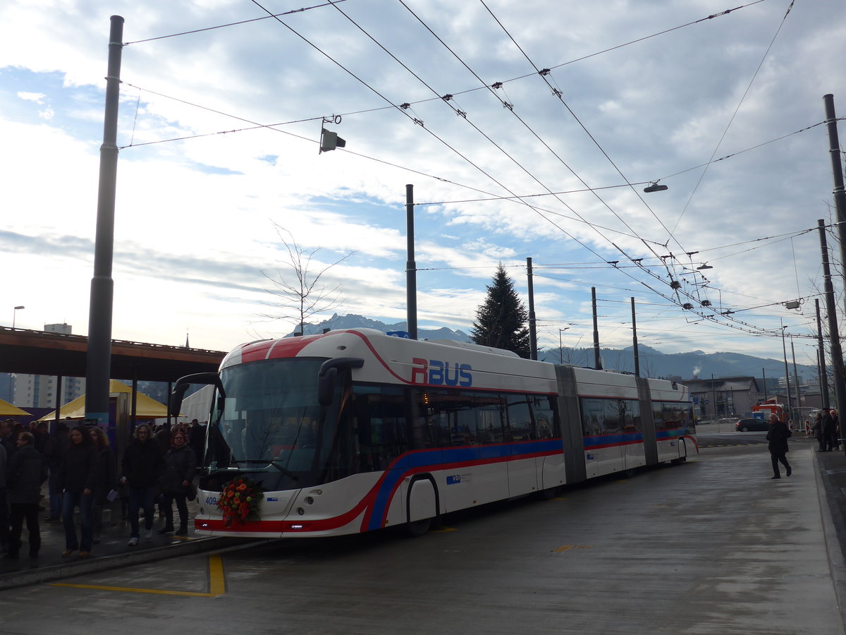 (177'167) - VBL Luzern - Nr. 409 - Hess/Hess Doppelgelenktrolleybus am 11. Dezember 2016 beim Bahnhof Emmenbrcke Sd
