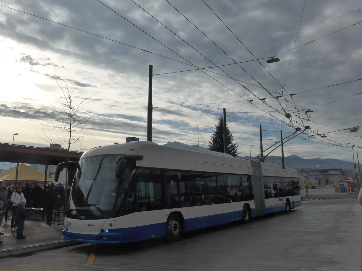 (177'168) - VBL Luzern - Nr. 230 - Hess/Hess Gelenktrolleybus am 11. Dezember 2016 beim Bahnhof Emmenbrcke Sd