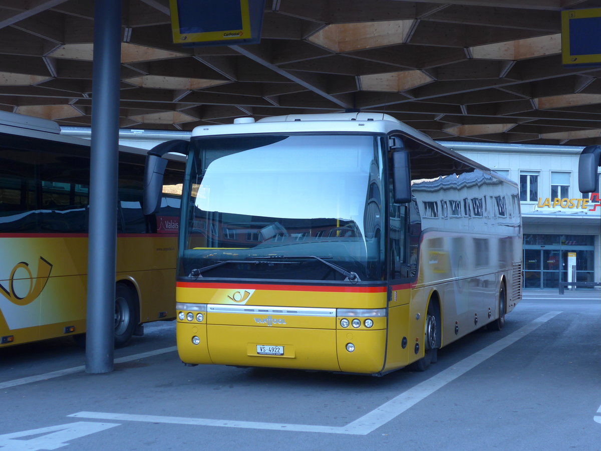 (177'236) - Mabillard, Lens - VS 4922 - Van Hool am 18. Dezember 2016 beim Bahnhof Sion