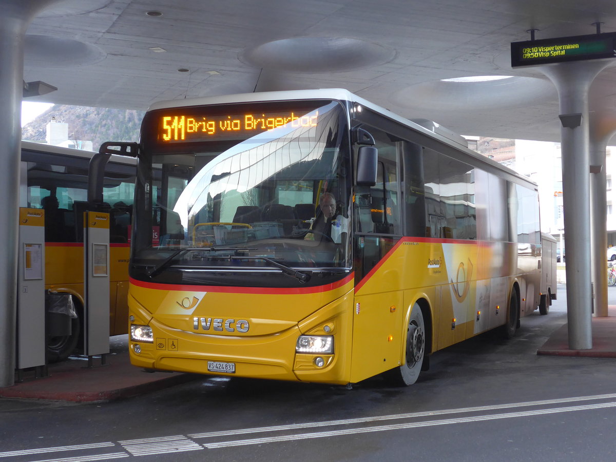 (177'348) - PostAuto Wallis - VS 424'837 - Iveco am 26. Dezember 2016 beim Bahnhof Visp