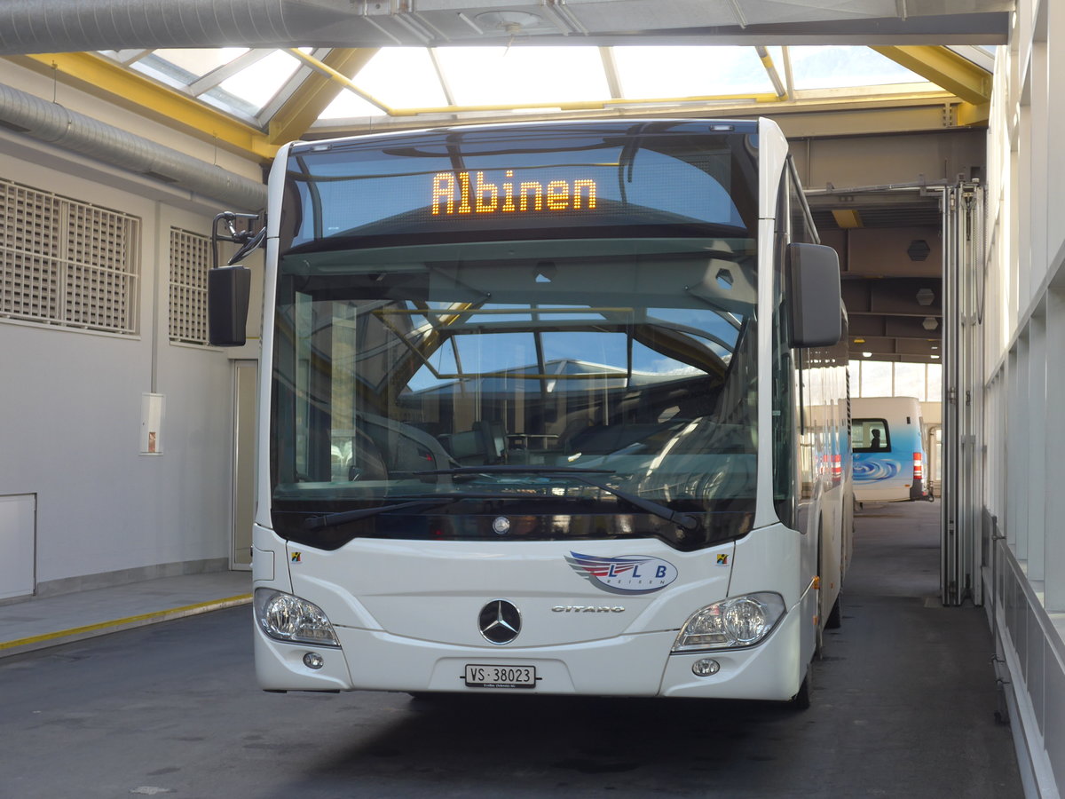 (177'382) - LLB Susten - Nr. 23/VS 38'023 - Mercedes am 26. Dezember 2016 in Leukerbad, Busbahnhof