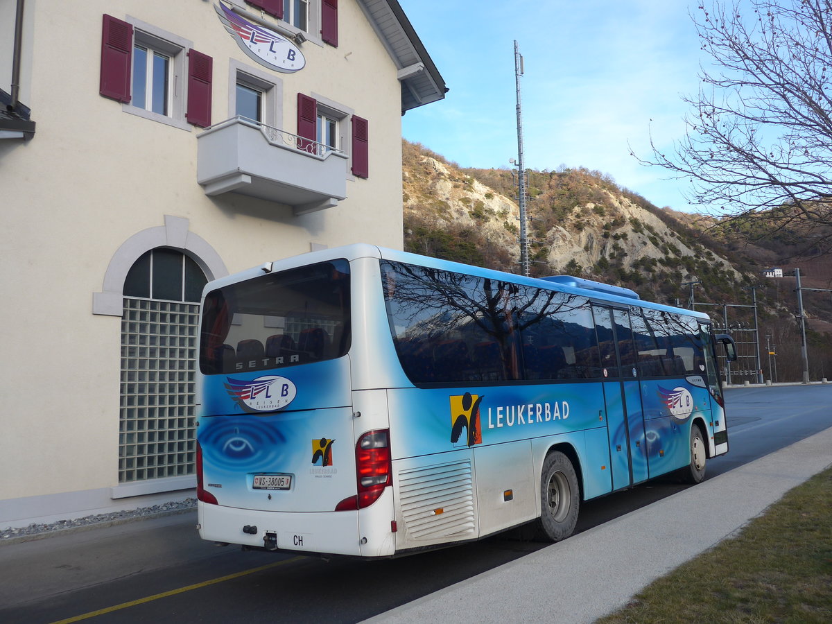 (177'395) - LLB Susten - Nr. 5/VS 38'005 - Setra am 26. Dezember 2016 in Leuk, Garage