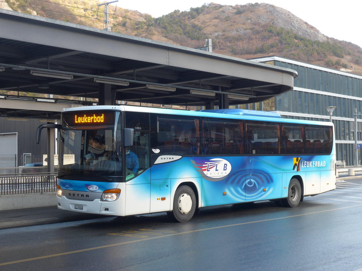 (177'401) - LLB Susten - Nr. 4/VS 38'004 - Setra am 26. Dezember 2016 beim Bahnhof Leuk