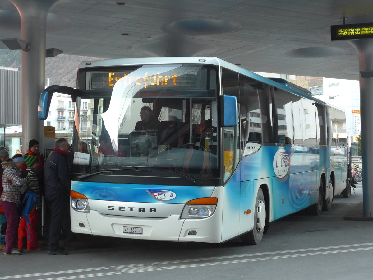 (177'507) - LLB Susten - Nr. 2/VS 38'002 - Setra am 1. Januar 2017 beim Bahnhof Visp (Einsatz PostAuto)