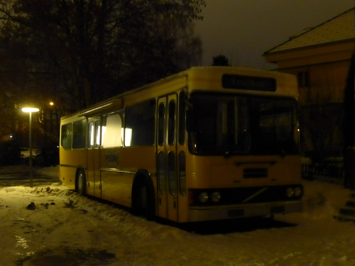 (178'056) - Kirchgemeinde, Steffisburg - Volvo/FHS (ex STI Thun Nr. 6; ex TSG Blumenstein Nr. 6) am 18. Januar 2017 in Steffisburg, Kirche Glockental