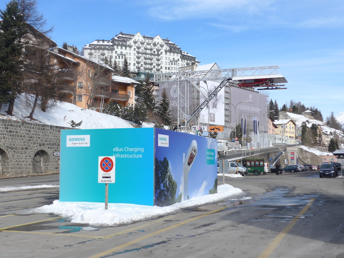 (178'419) - Ladestation f�r den Elektrobus am 9. Februar 2017 beim Bahnhof St. Moritz