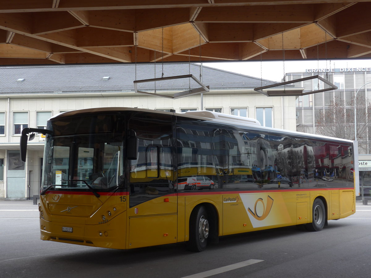 (178'945) - Lathion, Sion - Nr. 15/VS 202'870 - Volvo am 12. Mrz 2017 beim Bahnhof Sion