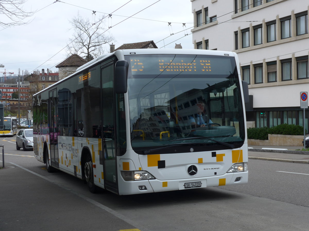 (179'044) - SB Schaffhausen - Nr. 19/SH 54'319 - Mercedes am 20. Mrz 2017 beim Bahnhof Schaffhausen