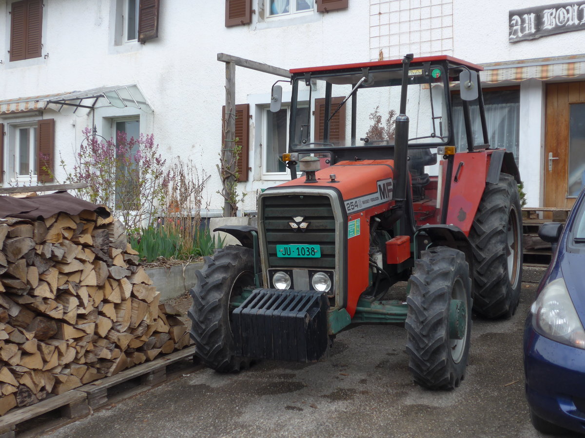(179'351) - Massey-Ferguson - JU 1038 - am 2. April 2017 in Vendlincourt