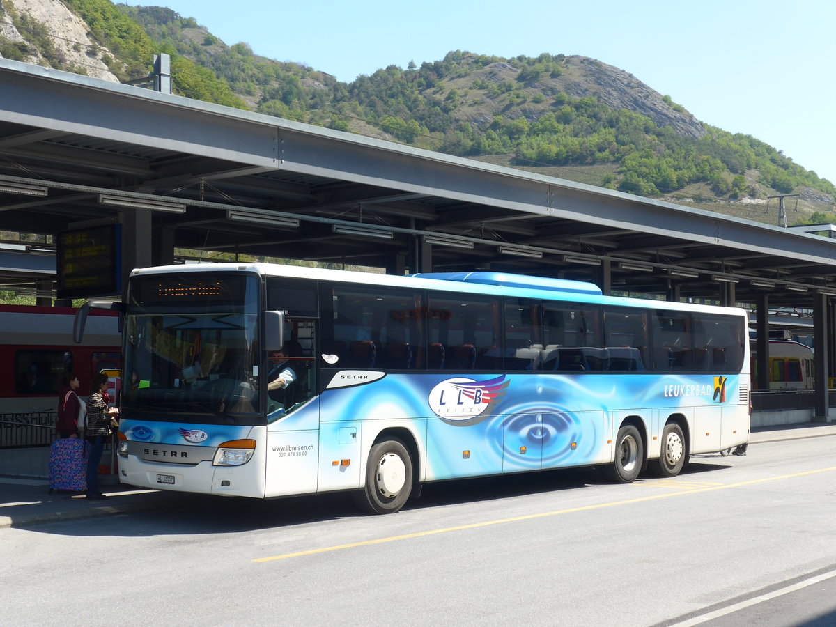 (179'925) - LLB Susten - Nr. 7/VS 38'007 - Setra am 30. April 2017 beim Bahnhof Leuk