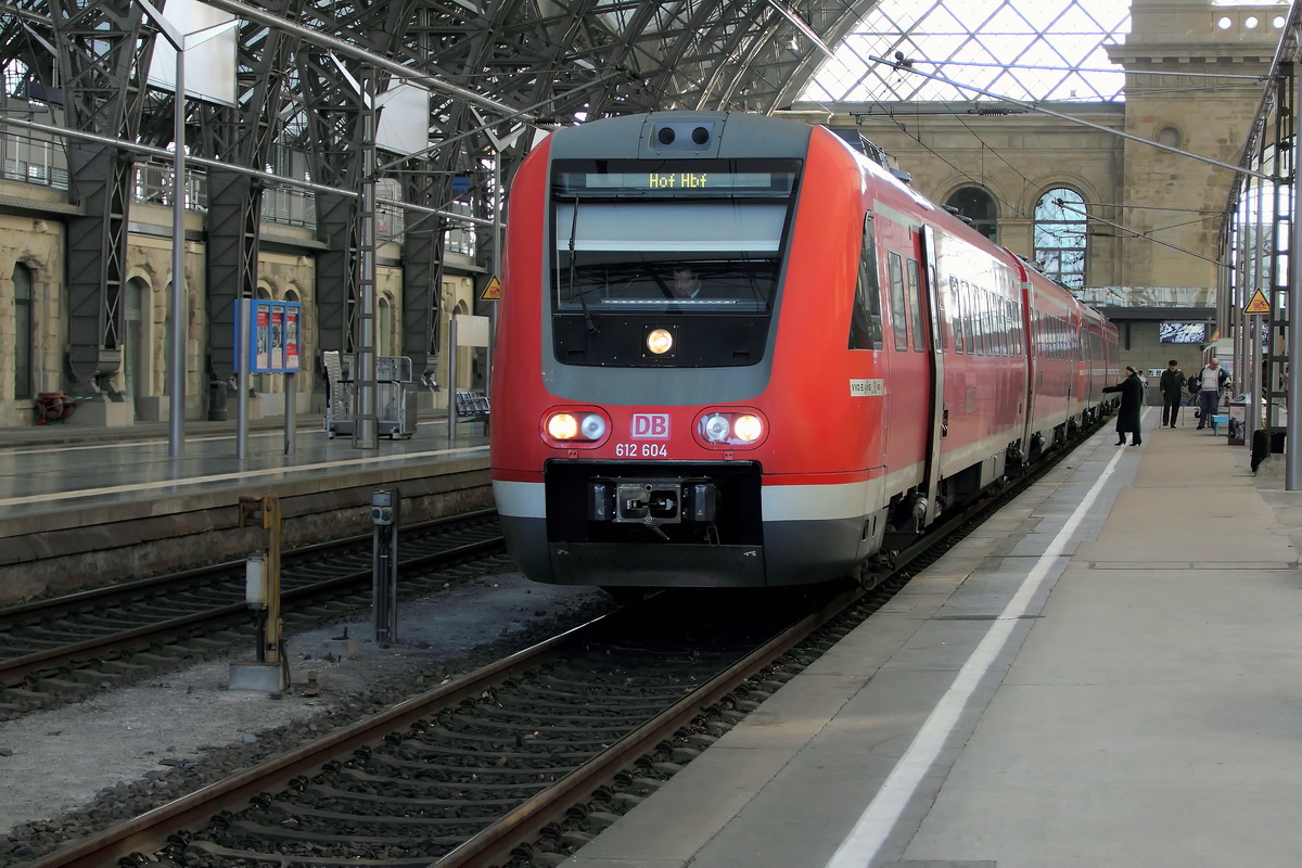 18. Januar 2015, 612 604 steht als RE 4768 nach Hof steht auf Gleis 12 im Bahnhof Dresden bereit.