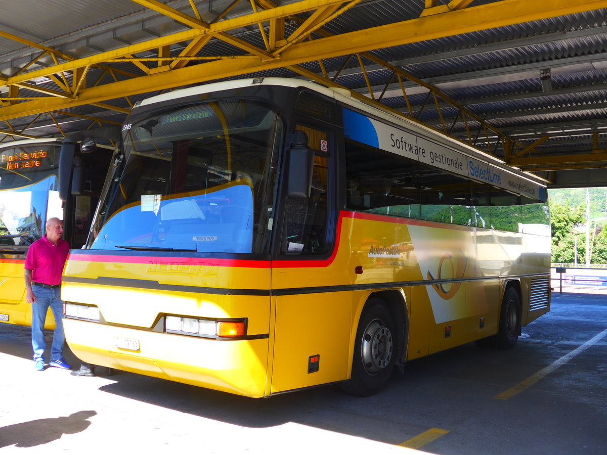 (180'038) - Autopostale, Mendrisio - TI 79'723 - Neoplan am 13. Mai 2017 beim Bahnhof Mendrisio