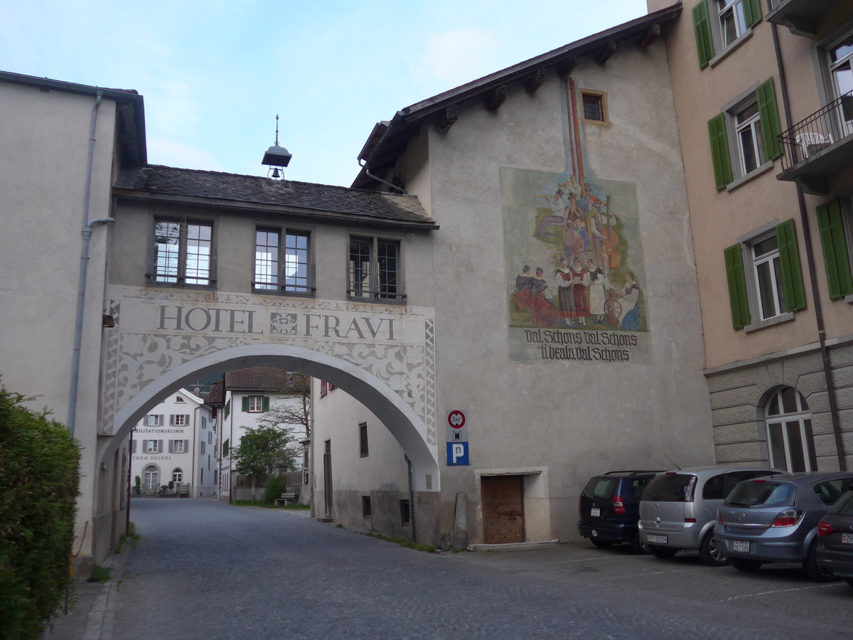 (180'449) - Torbogen beim Hotel Fravi am 23. Mai 2017 in Andeer