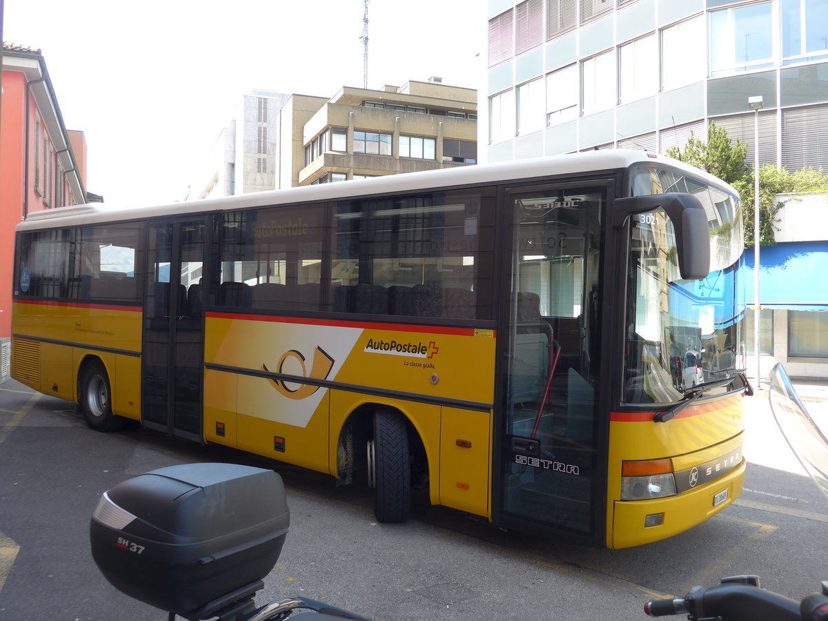 (180'598) - Autopostale, Mendrisio - TI 20'649 - Setra am 23. Mai 2017 beim Bahnhof Chiasso