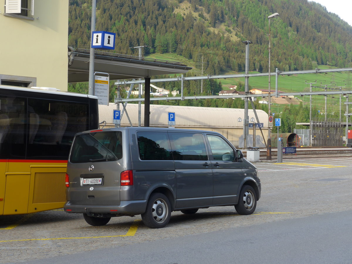(180'675) - Marchetti, Airolo - TI 40'288 - VW am 24. Mai 2017 beim Bahnhof Airolo