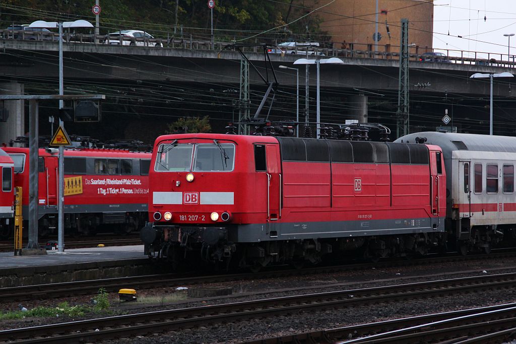 181 207-2 mit dem IC aus Luxemburg hat hier Einfahrt in den Koblenzer Hbf. 29.09.12