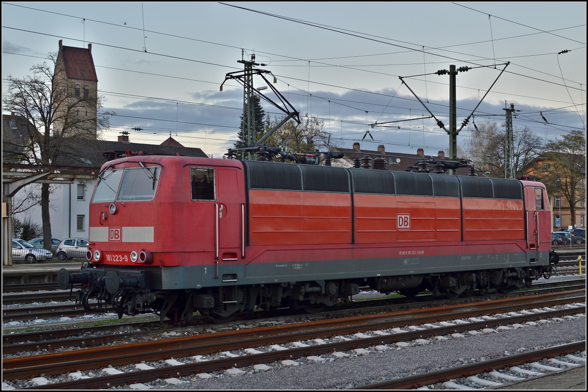 181 223-9 wartet auf den Einsatz mit IC 182 aus Zürich um ihn nach Stuttgart zu befördern. Singen, November 2013.