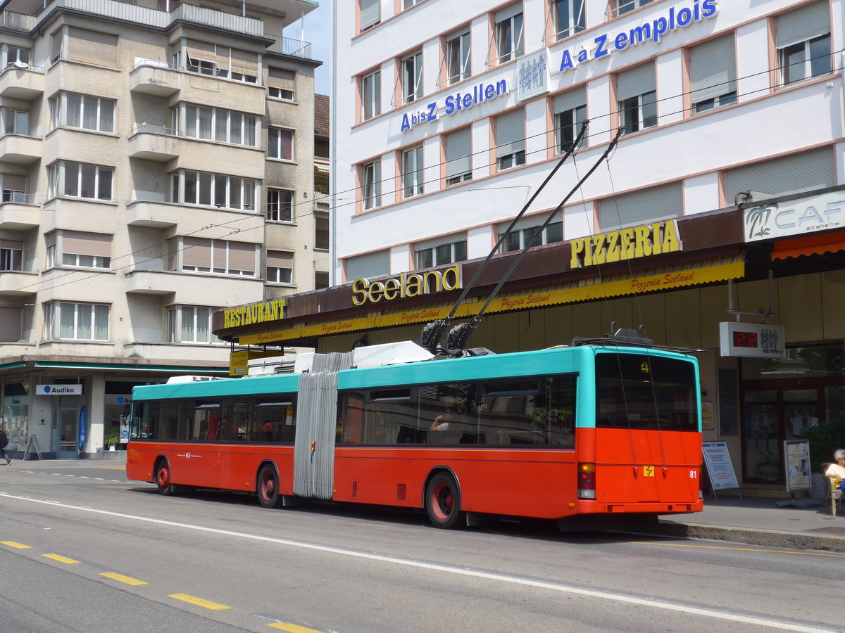 (181'036) - VB Biel - Nr. 81 - NAW/Hess Gelenktrolleybus am 12. Juni 2017 beim Bahnhof Biel